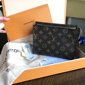 Louis Vuitton Toiletry 19 monogram